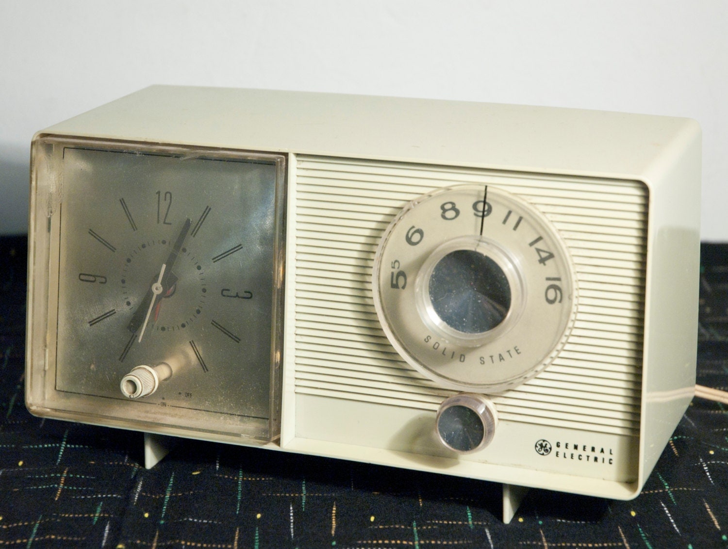 General Electric Clock Radio Mint Frost 60s