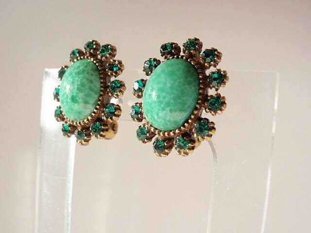 Vintage/ Clip On Earrings Green in Antique Gold Mounting