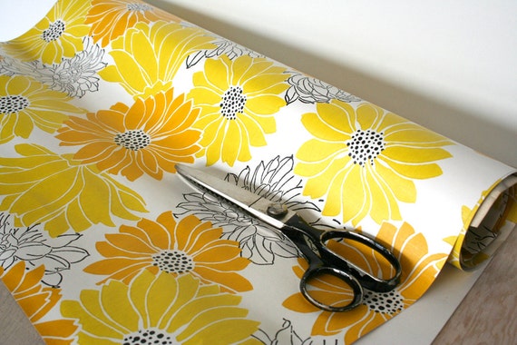 Flower power daisy wallpaper. Yardage, vintage, retro, dahlias, daises ...