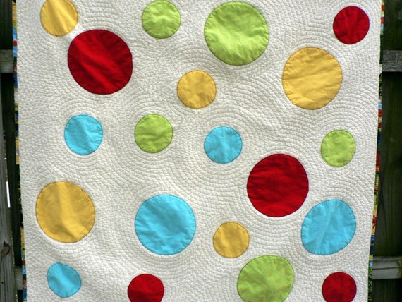 Modern circle applique baby quilt by SweetBeeQuilts on Etsy