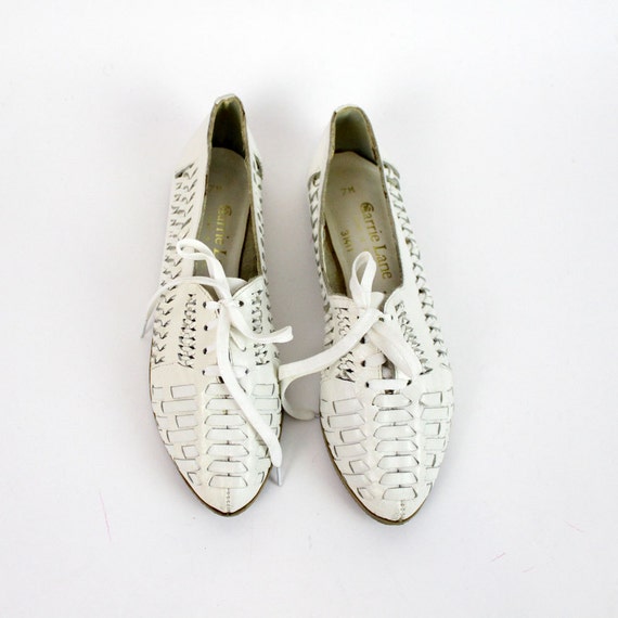 woven oxfords 7 / white leather shoes / Carrie Lane