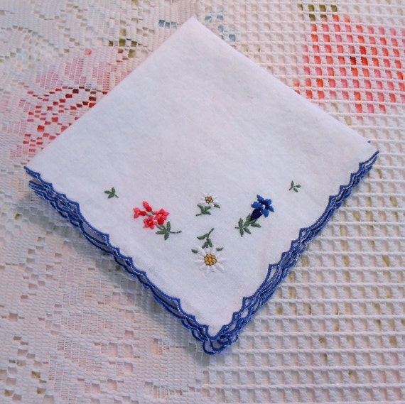 4 Embroidered LINEN COCKTAIL NAPKINS Pink and White Daisies