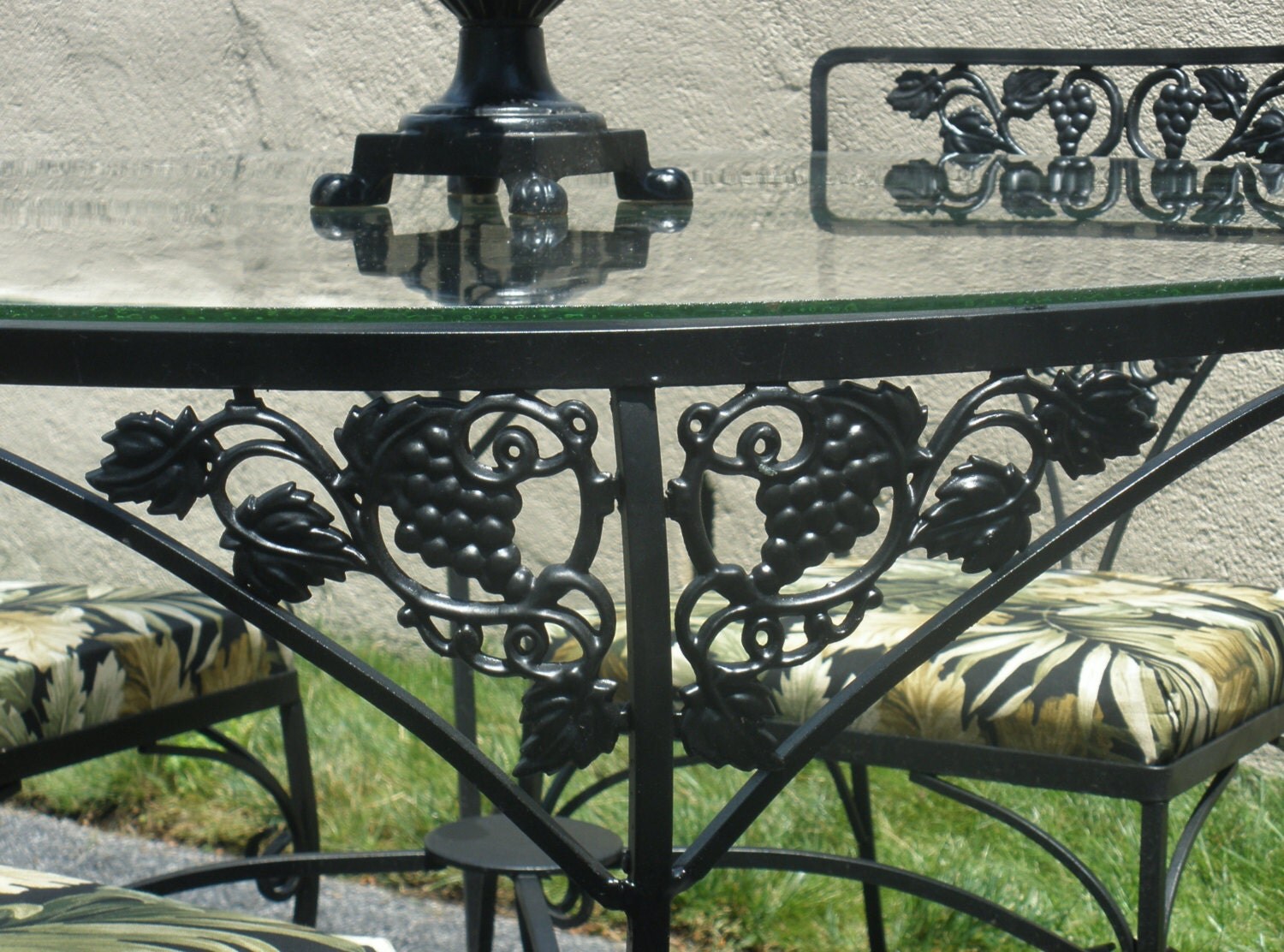 Wrought Iron Table 4 Chairs Cushions. Woodard. Grapes