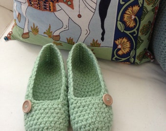 Extra thick , Simply slippers , Adult Crochet Slippers , Women slippers with natural wooden button, house shoes