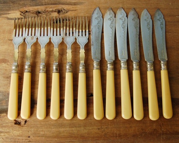 RMF & S Sheffield silver plated fish knives and fork set for 6 RMF & S Sheffield silver plated fish knives and fork set for 6