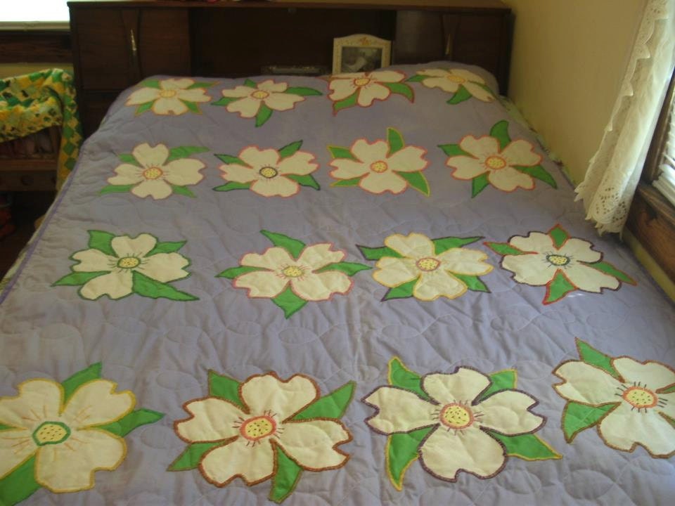 Beautiful Dogwood pattern quilt by ShopWithAMomBoutique on Etsy