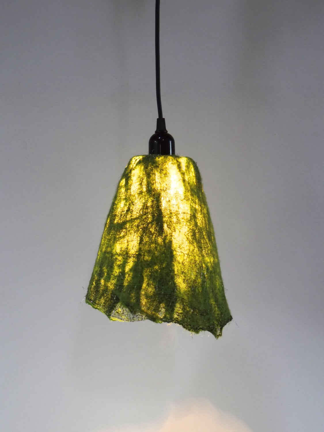 Handgevilte lampenkap hanglamp smaragd groen door atelierflorine