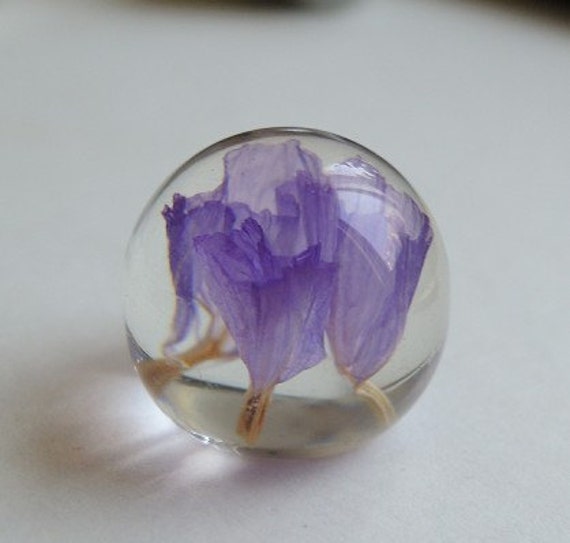 2 pcs of resin crystal ball with dry flower inside 20mm with