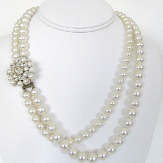 Vintage 1960's Cream Pearl Necklace - Faux Pearl Necklace - Bridal Necklace