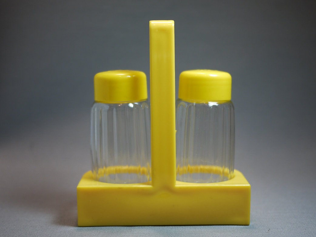 Plastic Salt and Pepper Shakers Set with Hook