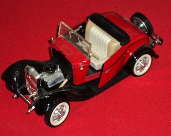 1932 1:24 Scale Ford Cabriolet V8 Diecast Model