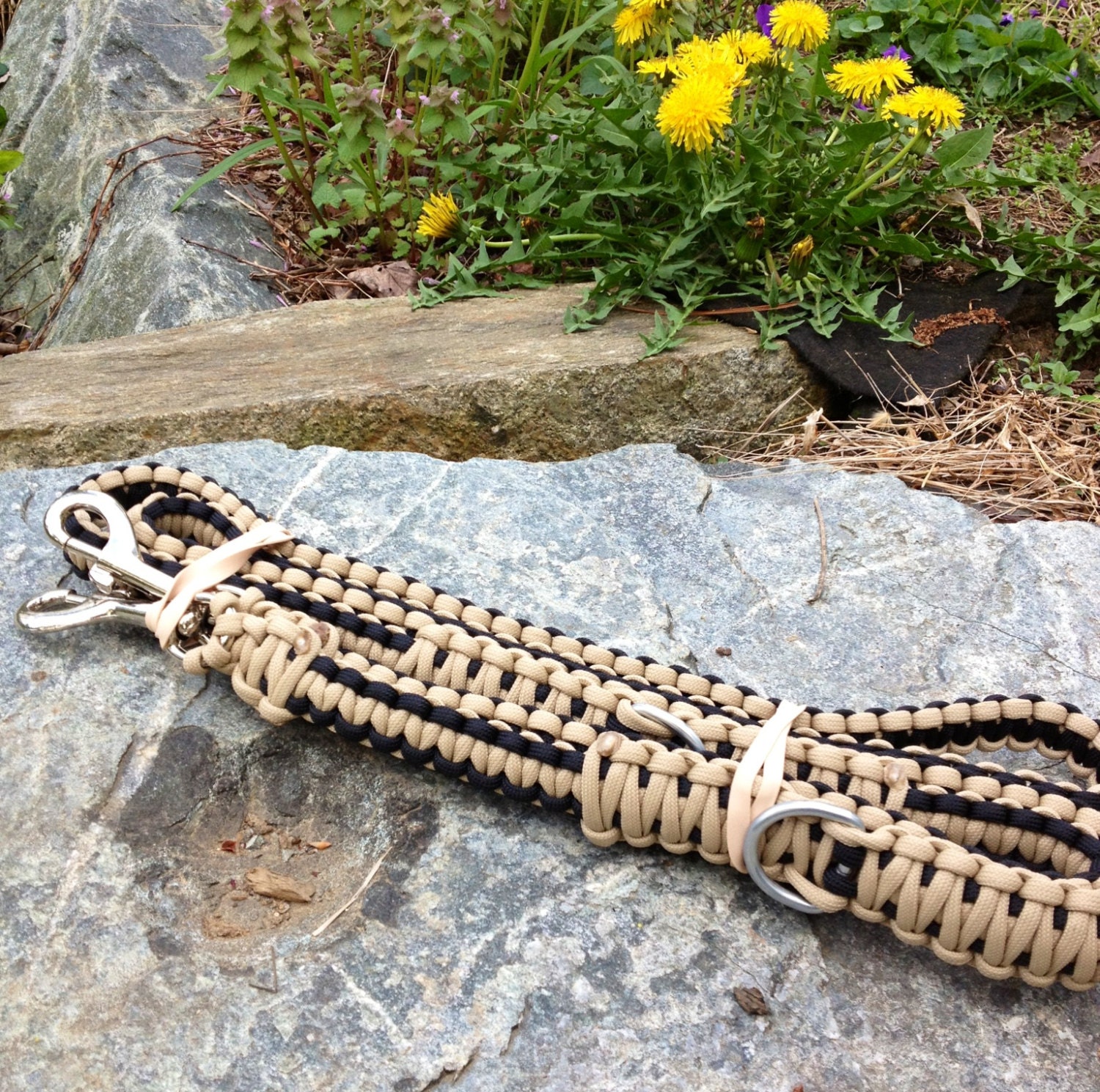 Paracord dog leash 3 in 1 550 paracord dog leash.