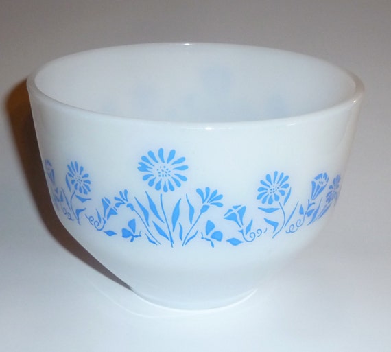 Federal 1.5 quart milk glass mixing bowl blue flower pattern