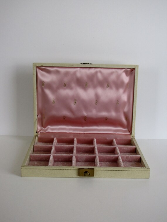 Vintage Medium Size Cream Jewelry Box with by BertasAccessories