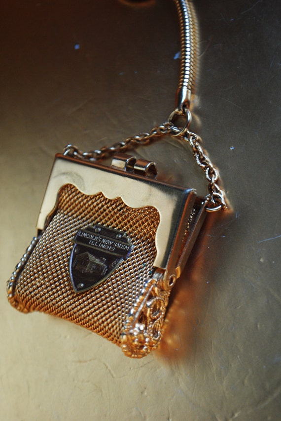 Souvenir vintage 70s gold tone metal mesh coin purse key by VezaVe
