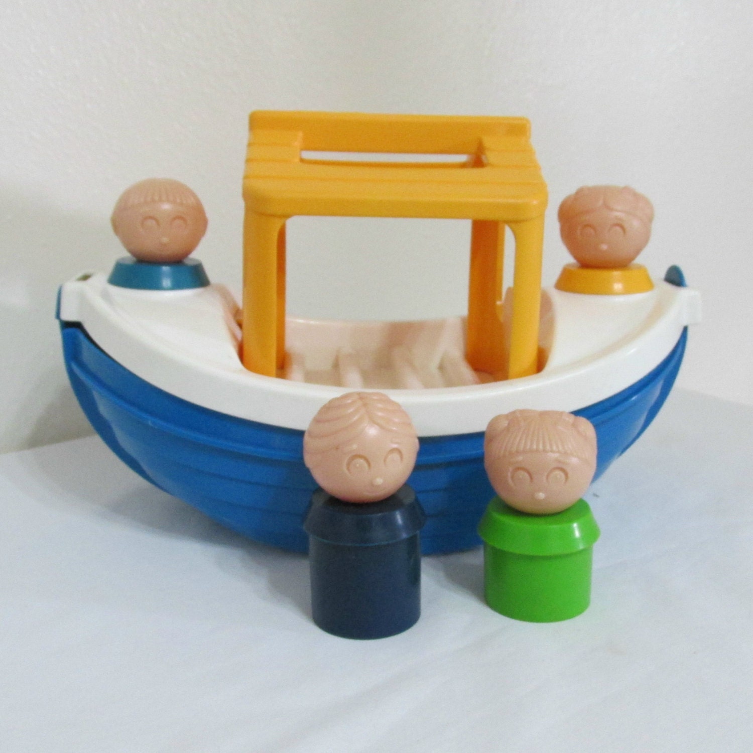 Tupperware Tub Toy Ark with 5 Animals and 4 People