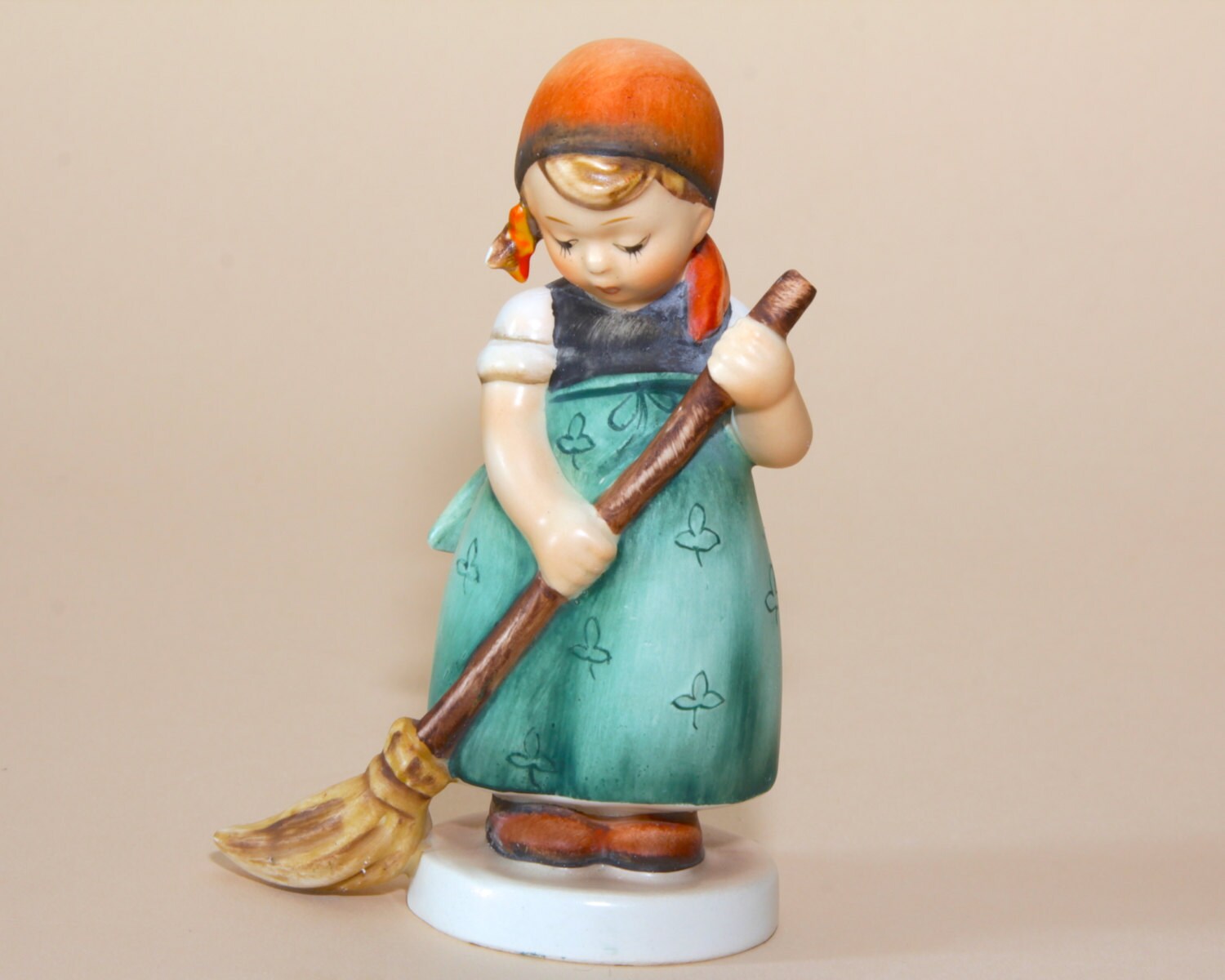 hummel figurine little sweeper