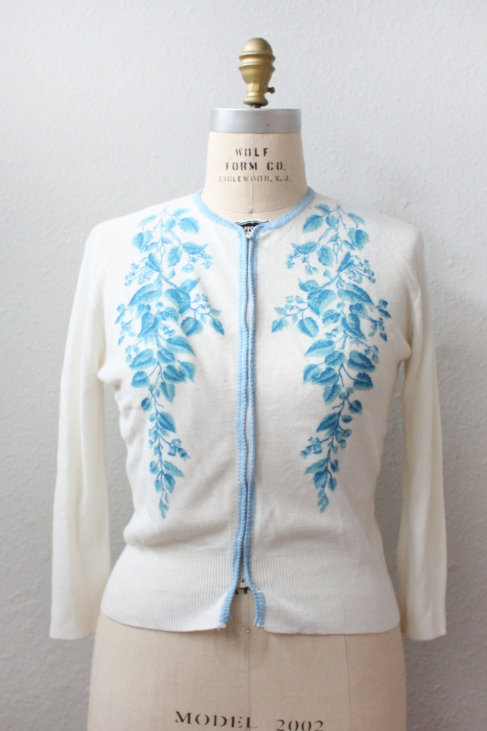 1950s cardigan / BLUE FLOWERS / Zipper Front Sweater