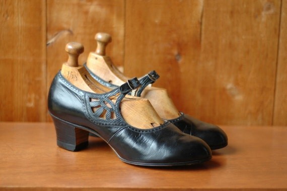SALE /vintage NOS 1920s shoes / 20s black leather flapper