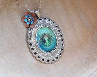 Portrait Flower Necklace medaillon Sky Blue floral Vintage enamel flower