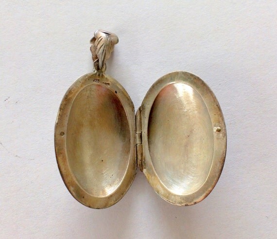 Vintage silver oval locket Clearance
