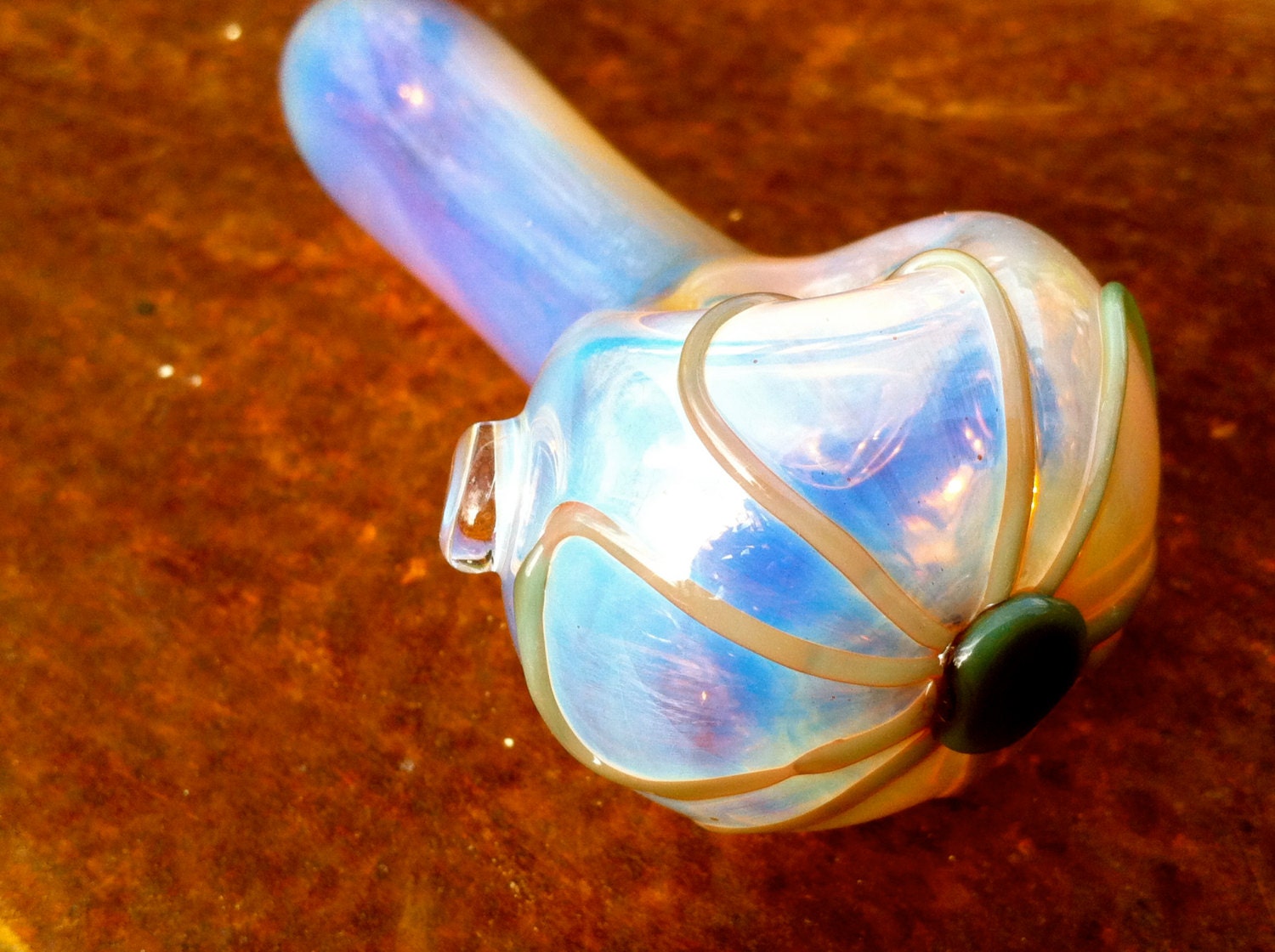 Glass pipe color changing with flower