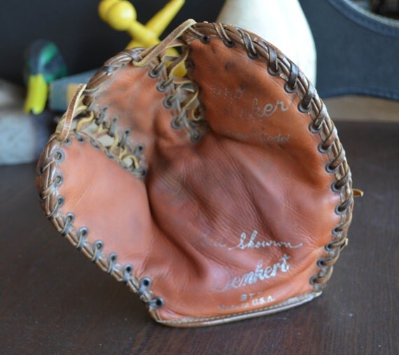 Vintage Pro Maker Trapper Model Baseball mitt glove Bill