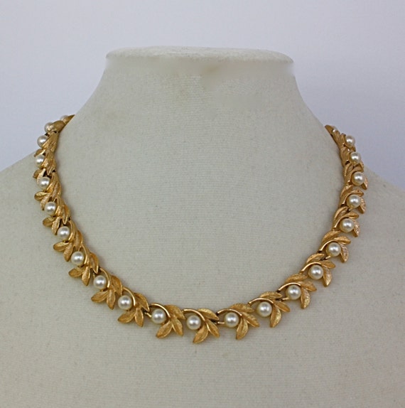 Vintage 60s Pearl Choker Necklace Avon Gold Metal Link Leaves