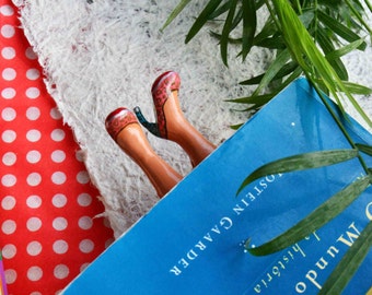 Paty BookMark - Legs in Your Book