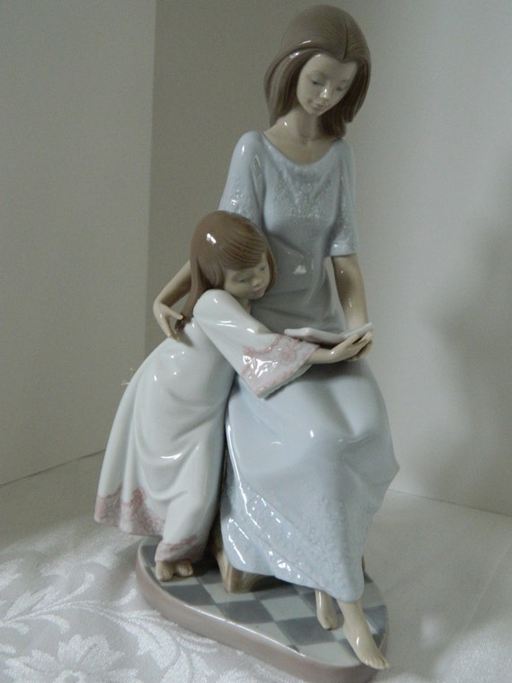 LLadro Bedtime Story 05457 Mother and daughter reading a book
