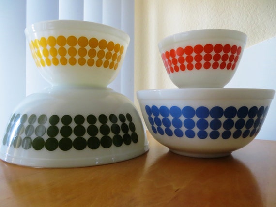 Vintage Pyrex New Dots Bowl Set