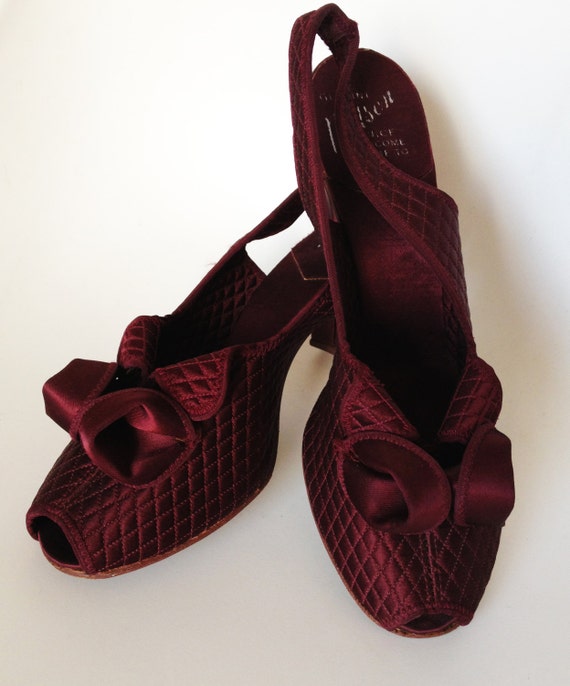 Dainty 1940s quilted house slippers