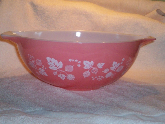 Pyrex 444 PINK GOOSEBERRY 4 Quart Cinderella by thetrendykitchen