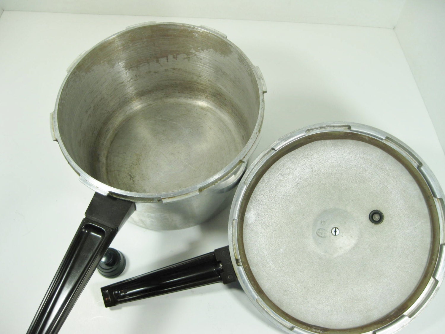 Presto Deluxe Pressure Cooker Model A414A 4 quart