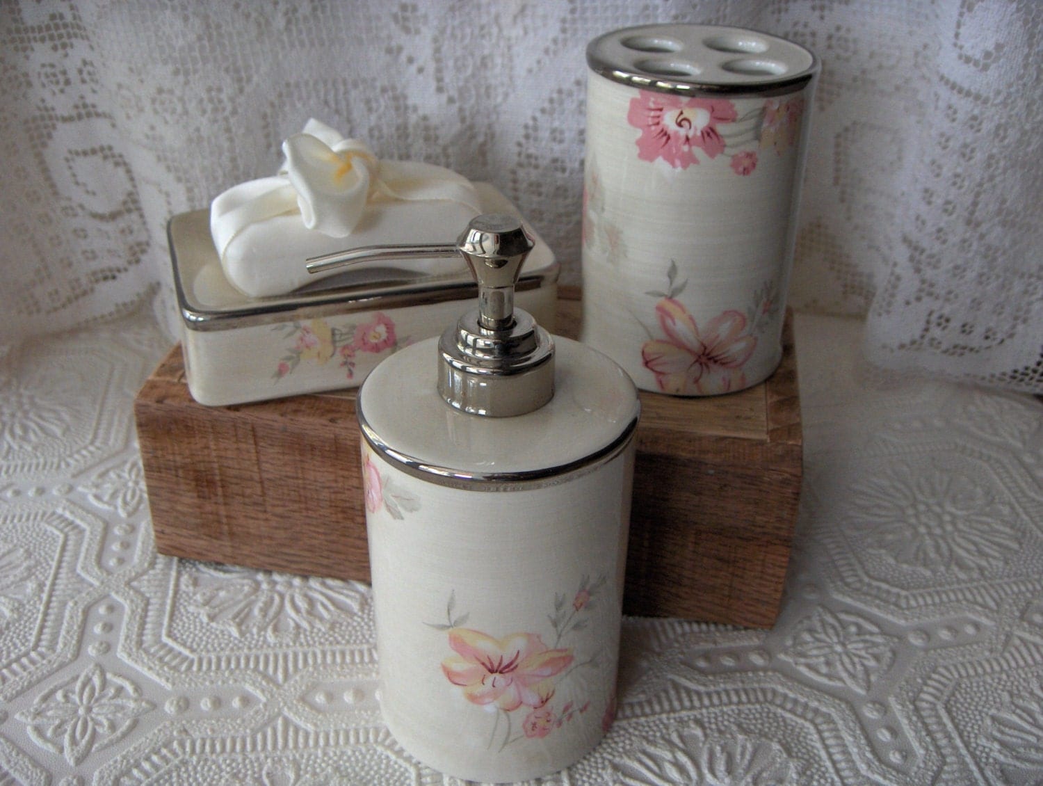 Vintage Bathroom Vanity Accessories