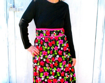 1970s Vintage RETRO FLORAL Pink and Black Maxi Dress.....size small to medium.....mod. classic. 70s dress. maxi. floral. bright. colorful