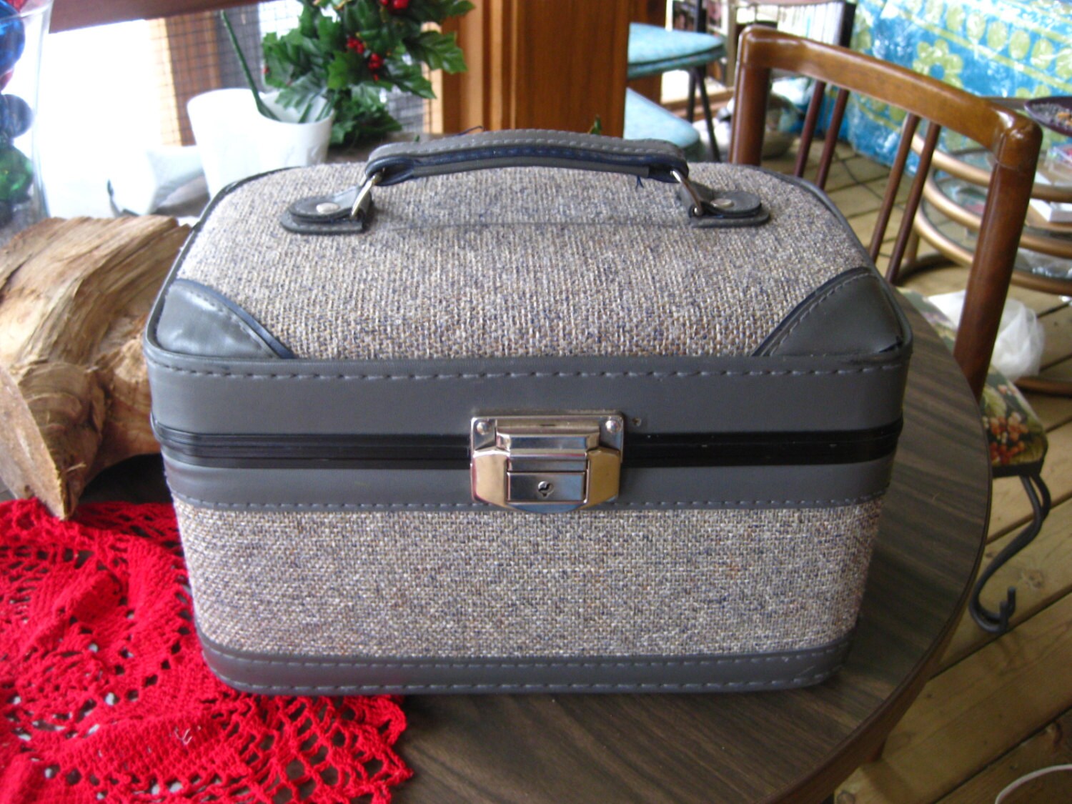 Vintage Train Case with adjustable mirror tray by ImNOTaHoarder