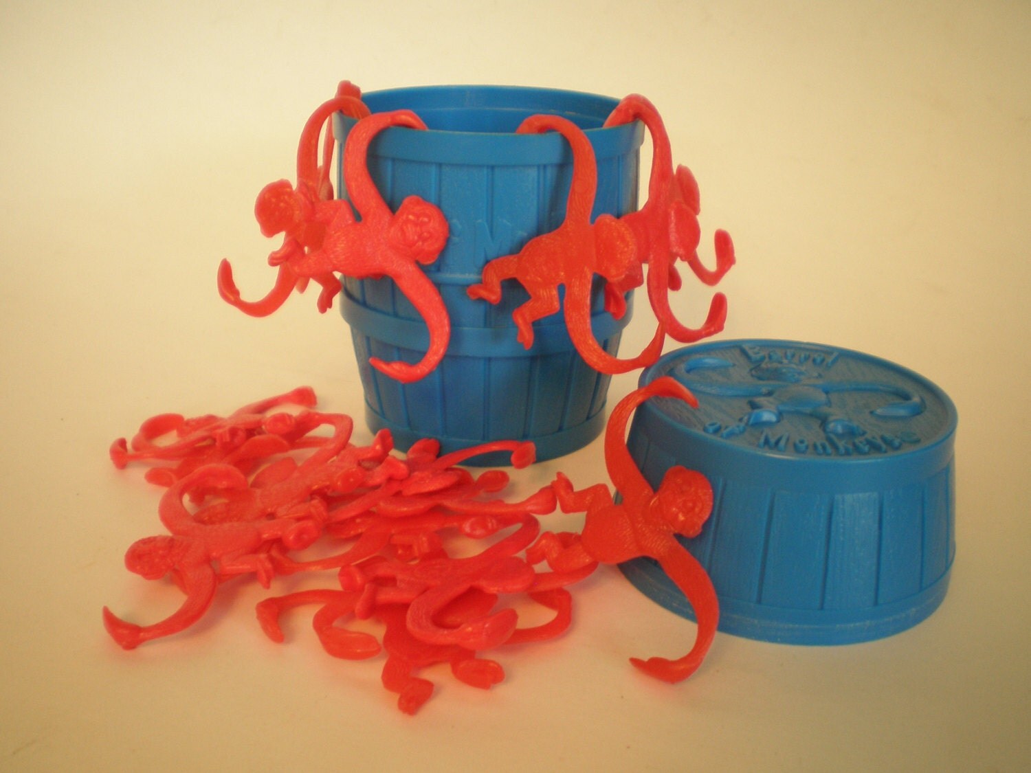 barrel-of-monkeys-game-1989-18-red-monkeys-and-blue-barrel