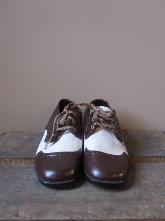 Vintage 1960s Brown and White Saddle Shoes / Mens Size 6