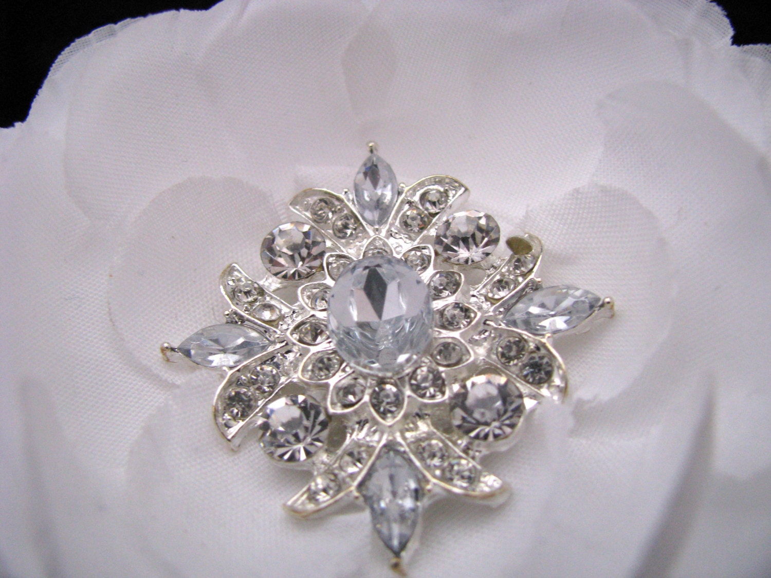 WHITE FABRIC WITH CRYSTAL HAIRBAND 412464