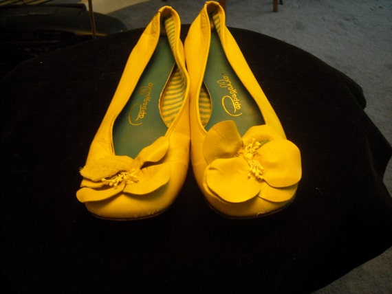 60s YELLOW PAPPAGALLO SHOES Size 7 With Flower in by OldiesbutGood