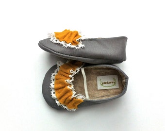 PENELOPE baby girl shoes. Grey with yellow and lace ruffle