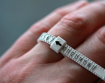 Ring Sizer, Plastic Ring Size Finder, US Whole and Half Sizes, Reusable Sizing Tool