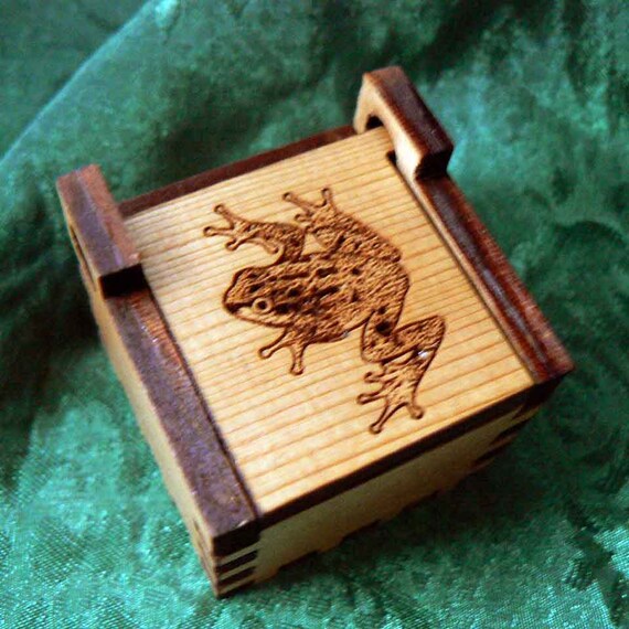 Tree Frog Cedar Self Hinged Ring Box