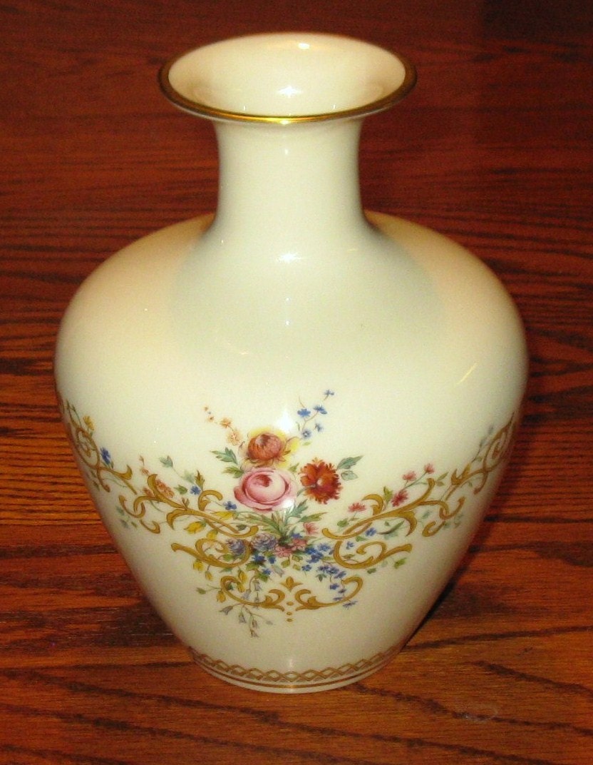 LENOX Queens Garden Vase Number 309654 24K Gold Trim