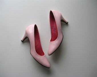 Tickled Pink / vintage 1960s party shoes / 60s heels