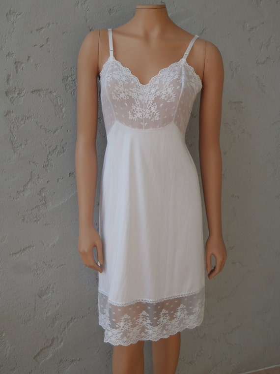 Lace Slip By Vanity Fair size 34 / Vintage Clothing by Feisty