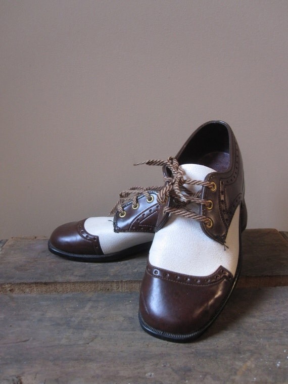 Vintage 1960s Brown and White Saddle Shoes / Mens Size 6