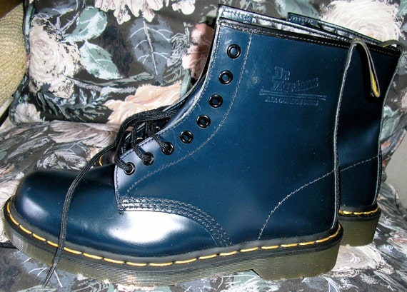 Navy Blue Doc Marten boots 14 eye near MINT by ChloeandNatalieVtg