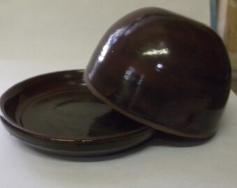 Red-brown butter dish